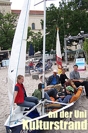 Beach-Feeling an der Uni. Münchner Kulturstrand auf dem Vorplatz der Universität wird ab 19. Mai für drei Monate (©Foto: Martin Schmitz)
